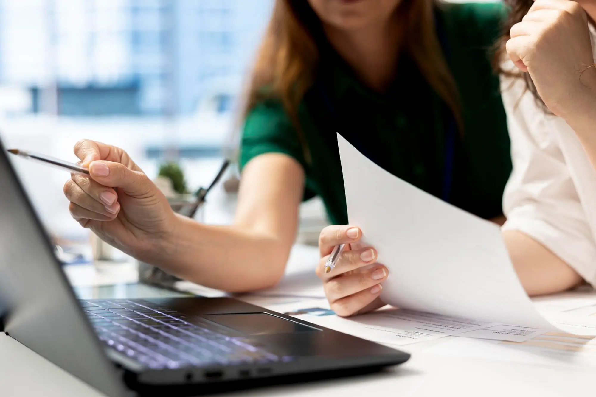 accountants-using-laptop